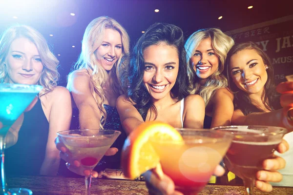 Här För Att Mingla Medan Bruden Singel Unga Kvinnor Dricker — Stockfoto