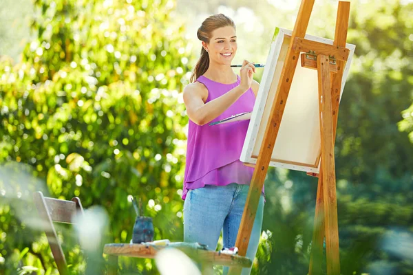 Считает Живопись Терапевтической Молодая Женщина Рисует Парке — стоковое фото