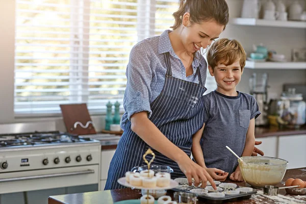 Cupcakes Make Happy Mother Her Son Baking Something Kitchen — Stock Photo, Image