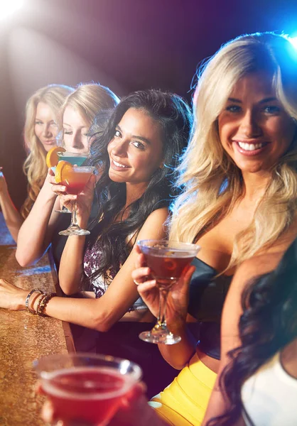 Der Mädchennacht Passiert Bleibt Bei Den Mädchen Junge Frauen Trinken — Stockfoto