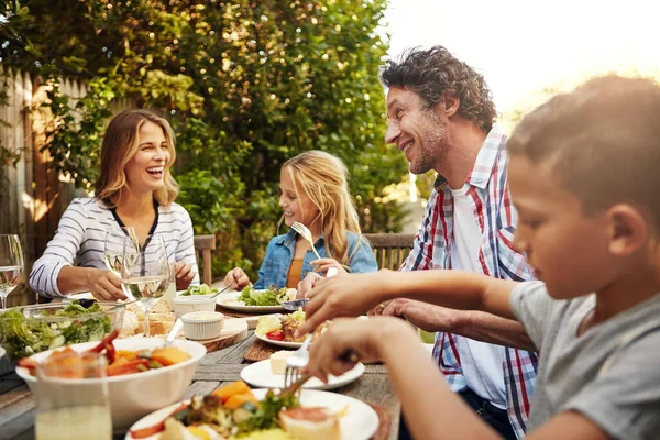 Byly Neděle Bez Rodinného Oběda Rodina Spolu Obědvá Venku — Stock fotografie