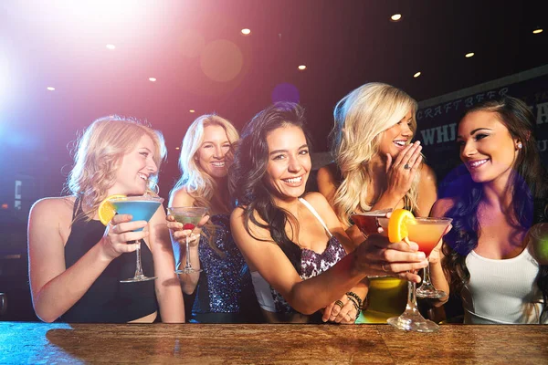 Ragazze Stanno Divertendo Stasera Giovani Donne Che Bevono Cocktail Nightclub — Foto Stock