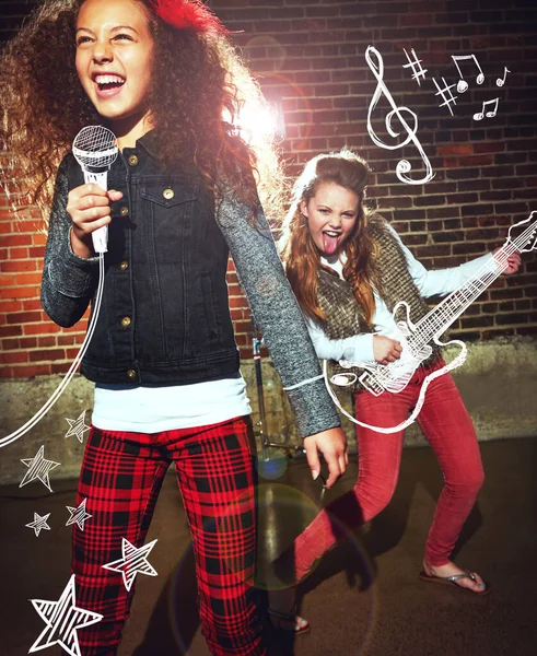 摇滚吧 两个女孩用想象中的乐器唱歌和演奏摇滚音乐 — 图库照片