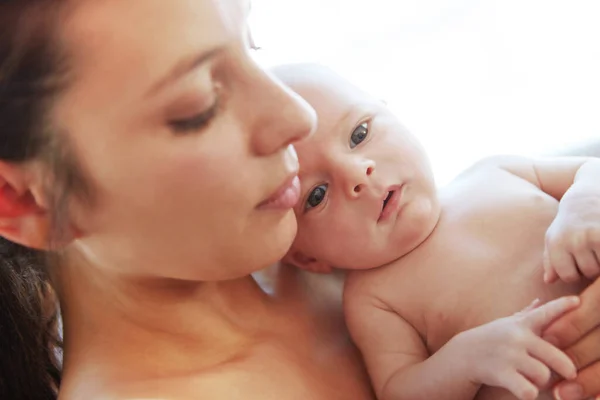 Relaxing Mom Closeup Shot Mother Holding Her Newborn Baby — Stock Photo, Image