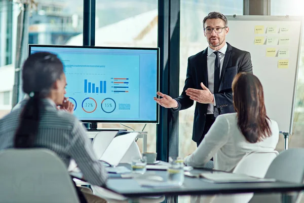 Definiera Stegen Till Företagets Framgång Affärsman Som Levererar Presentation Styrelserummet — Stockfoto