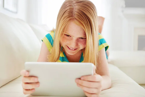 Imparare Modo Moderno Una Bambina Che Usa Tablet Digitale Casa — Foto Stock