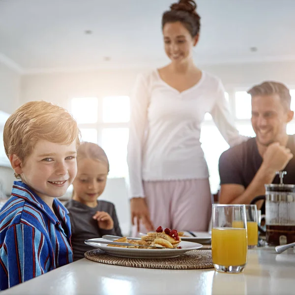 早餐是开始新一天的健康方法 一家人一起吃早餐 — 图库照片