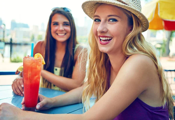 冷たい飲み物は暑い夏の日に最適です 屋外カフェに座っている2人の魅力的な若い女性の肖像画 — ストック写真