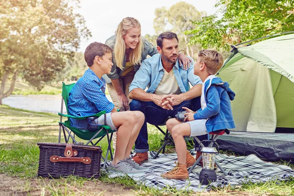Nella Foresta Con Famiglia Una Famiglia Quattro Campeggi Nel Bosco — Foto Stock