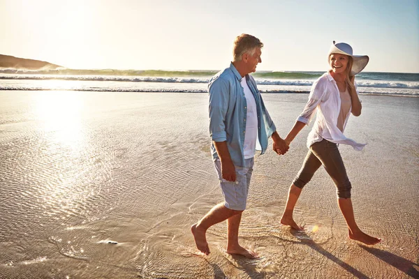 手を止めるな 成熟した夫婦はビーチで一日を過ごし — ストック写真