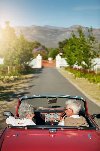 Det Finns Många Sätt Att Resa Ett Seniorpar Bilresa — Stockfoto