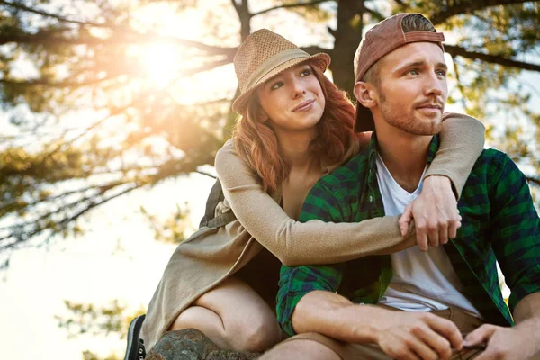 私はこれが大好きです 海外旅行中の愛情に満ちた若いカップルのハイキング — ストック写真