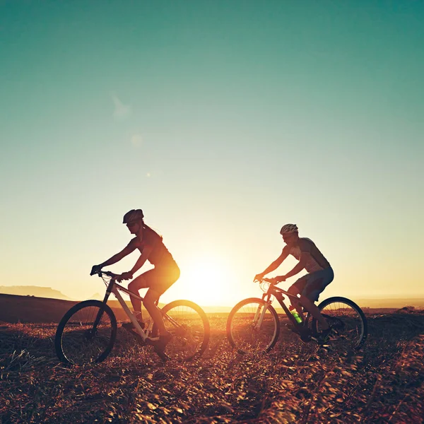 Never Stop Moving Pair Adventurous Mountain Bikers Out Trail Sunny — Stock Photo, Image