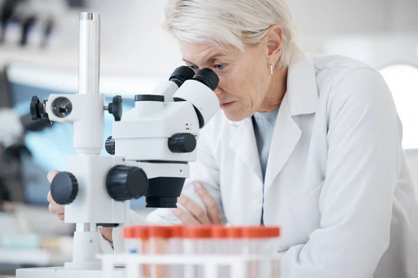 Kobieta Nauki Mikroskop Analiza Medyczna Laboratorium Naukowcem Celu Zbadania Lub — Zdjęcie stockowe