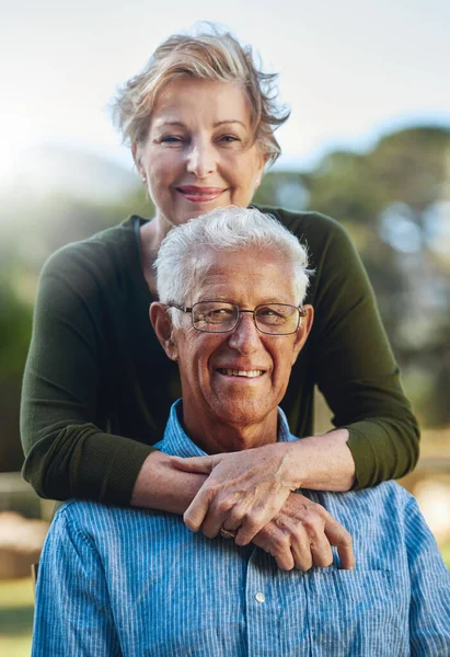 True Love Doesnt Age Portrait Mature Couple Posing Together Backyard — Stock Photo, Image