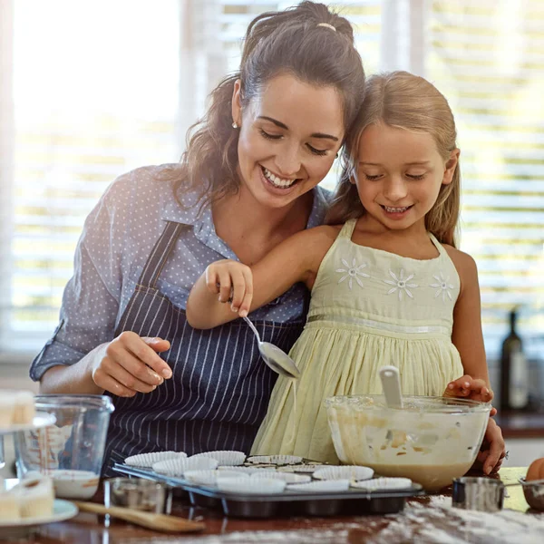 Lisään Lusikallisen Rakkautta Äiti Hänen Tyttärensä Leipoo Keittiössä — kuvapankkivalokuva