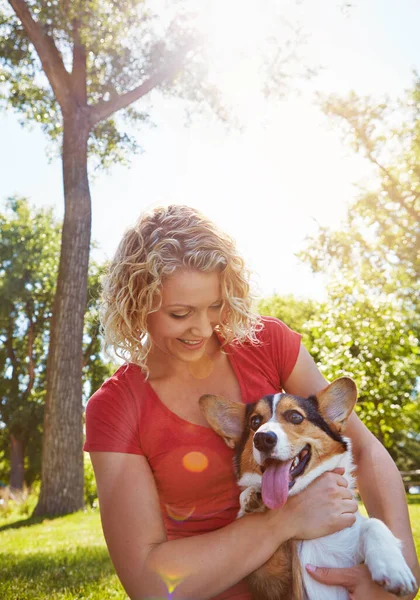 你能给你的狗最好的待遇是爱 在公园里和她的狗亲近的年轻女人 — 图库照片