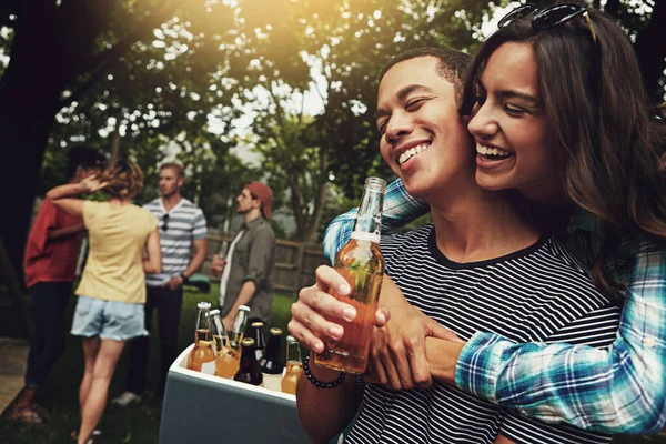 让我们一起庆祝周末吧 一对年轻夫妇在户外和朋友们一起享受聚会 — 图库照片