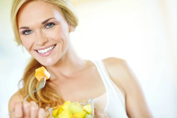 Saudável Delicioso Mulher Loira Jovem Atraente Desfrutando Uma Deliciosa Salada — Fotografia de Stock