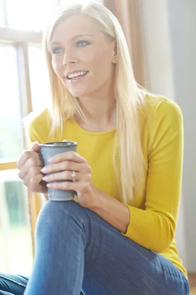 Krásná Žena Usmívající Sedící Okna Domě Šťastná Atraktivní Blondýnka Která — Stock fotografie