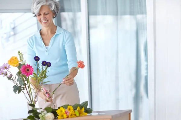 Adding Dash Color Senior Woman Enjoying Some Flower Arranging Home — Stock Photo, Image