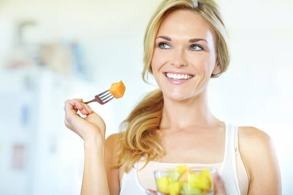 Provar Bondade Mulher Loira Jovem Atraente Desfrutando Uma Deliciosa Salada — Fotografia de Stock