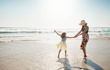 Ne güzel bir plaj günü. Bir anne ve küçük kızı sahilde birbirlerine bağlanıyorlar.