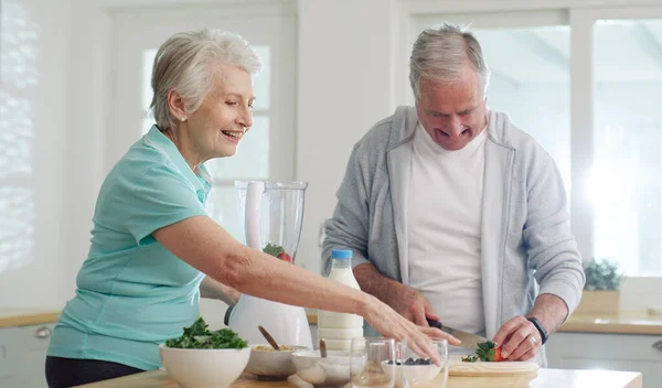 健康的关系是许多人的最终目标 一对年长的夫妇在家里一起做一个健康的冰沙 — 图库照片