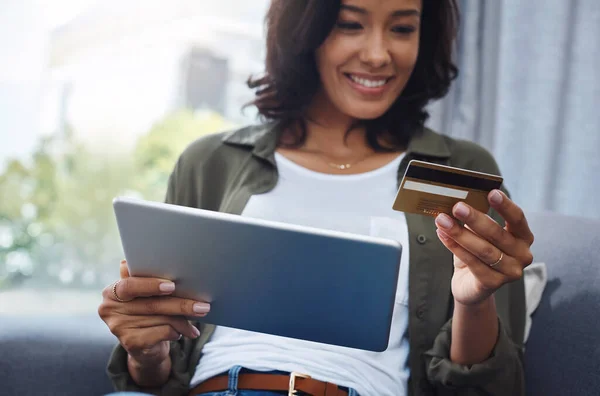 Sevdiği Online Mağazalar Daha Fazlası Evdeki Kanepede Dijital Tablet Kredi — Stok fotoğraf