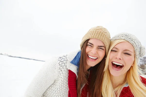 Počasí Milujeme Dva Přátelé Spolu Baví Venku Sněhu — Stock fotografie