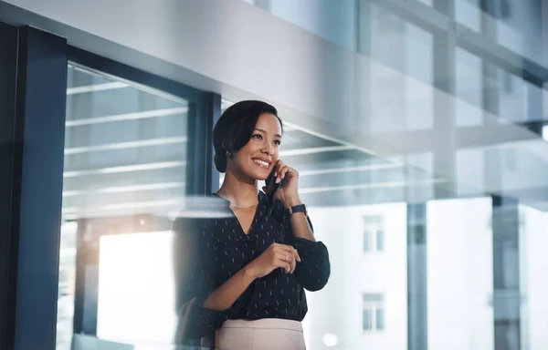Right Way Young Businesswoman Talking Cellphone Office — Stock Photo, Image
