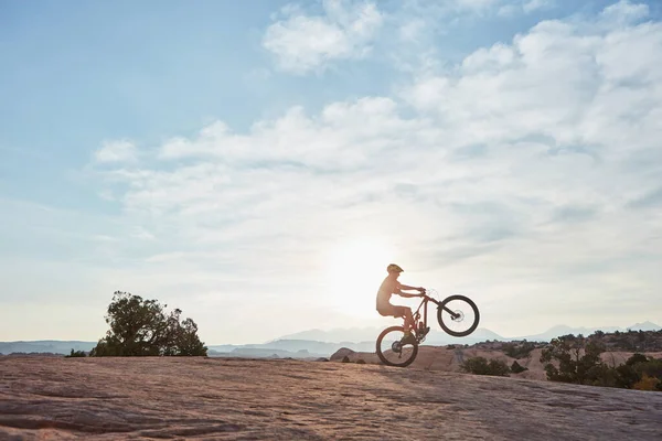 그것은 건강하고 행복하게 줍니다 산에서 자전거타는 젊은이 — 스톡 사진
