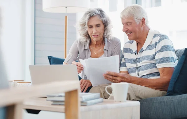 Ver Retornos Positivos Seu Fundo Pensões Casal Sênior Que Passa — Fotografia de Stock