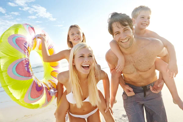 Sorrisi Sotto Sole Del Mare Una Giovane Famiglia Felice Spiaggia — Foto Stock