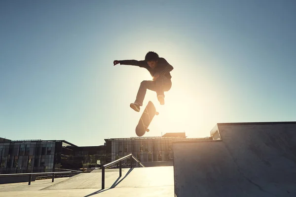 Subindo Acima Mundo Filmagem Completa Jovem Fazendo Truques Seu Skate — Fotografia de Stock