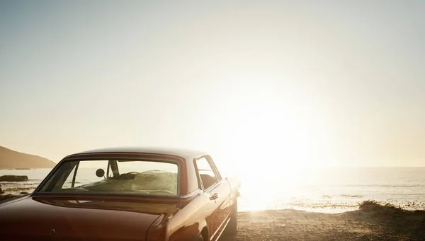Відкрийте Себе Красу Натюрморт Машині Припаркованій Вздовж Узбережжя Сутінках — стокове фото