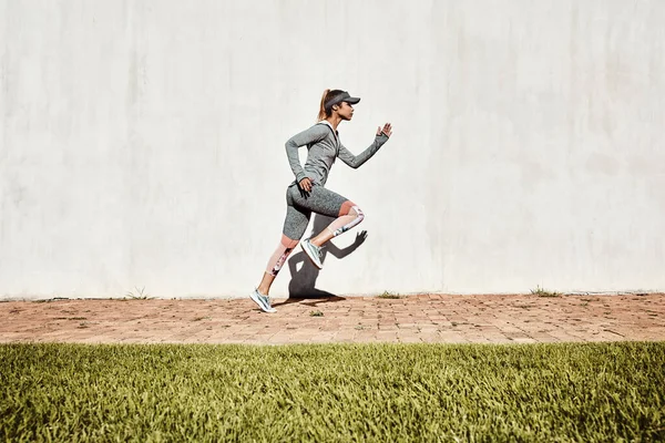 Hareket Halinde Çekici Atletik Genç Bir Kadının Parkta Koşarkenki Uzun — Stok fotoğraf