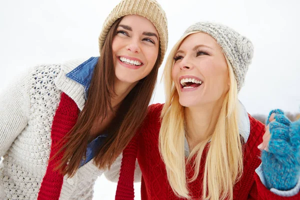 Dit Weer Niets Twee Vrienden Lachen Samen Buiten Sneeuw — Stockfoto