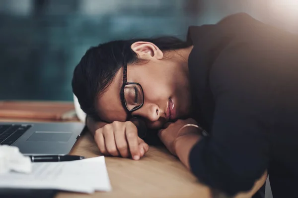 Muszę Odpoczywać Przez Kilka Minut Młoda Bizneswoman Śpiąca Przy Biurku — Zdjęcie stockowe