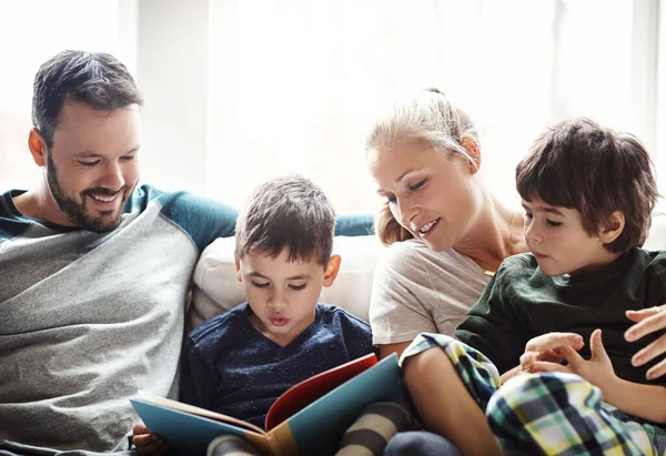 Rodzinne Więzi Inspirowane Książkami Dwóch Uroczych Braci Czytających Razem Rodzicami — Zdjęcie stockowe