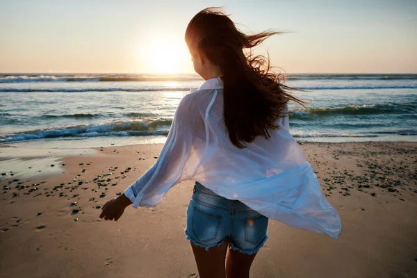 Haz Que Haga Feliz Una Hermosa Joven Disfrutando Playa Atardecer — Foto de Stock