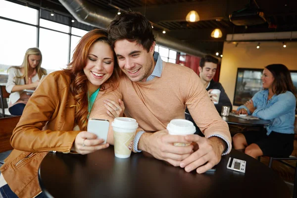 これをお見せしましょう 喫茶店でのデートで幸せな若いカップル — ストック写真