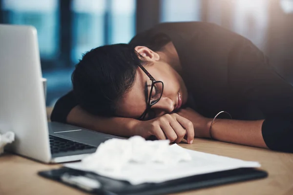 Nem Tudta Legyőzni Fáradtságot Egy Fiatal Üzletasszony Alszik Íróasztalánál Miközben — Stock Fotó