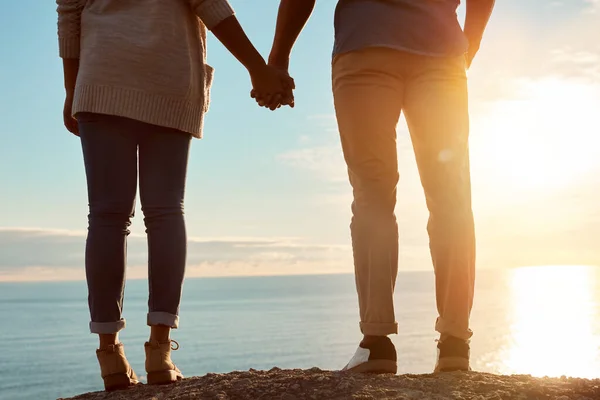 手を握って世界を支配しよう 若いカップルの手を取り 海の景色を見下ろすのレビューショット — ストック写真