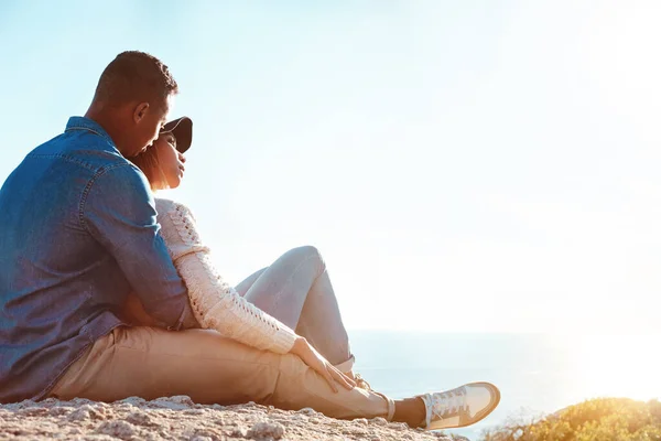 Bruch Mit Dem Den Liebst Ein Glückliches Junges Paar Sitzt — Stockfoto