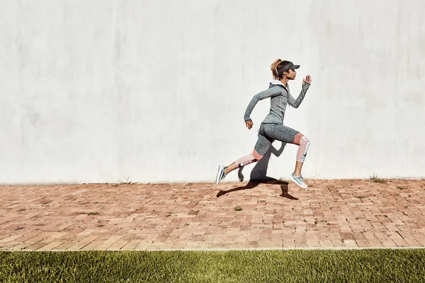 Alışkanlık Olarak Sağlıklı Çekici Atletik Genç Bir Kadının Parkta Koşarkenki — Stok fotoğraf