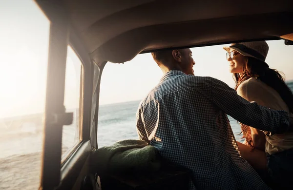 他们的个人角落的世界 一对深情的年轻夫妇在海滨享受公路旅行 — 图库照片