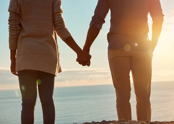 どこへ行っても あなたを得た 若いカップルの手を取り 海の景色を見下ろすのレビューショット — ストック写真