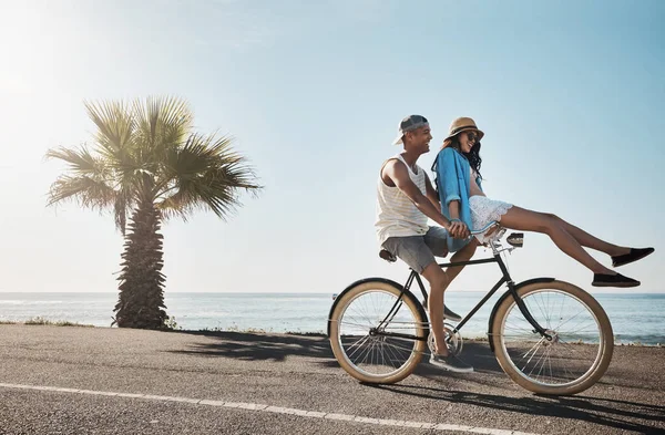 Sua Versão Passeios Românticos Praia Jovem Casal Montando Uma Bicicleta — Fotografia de Stock
