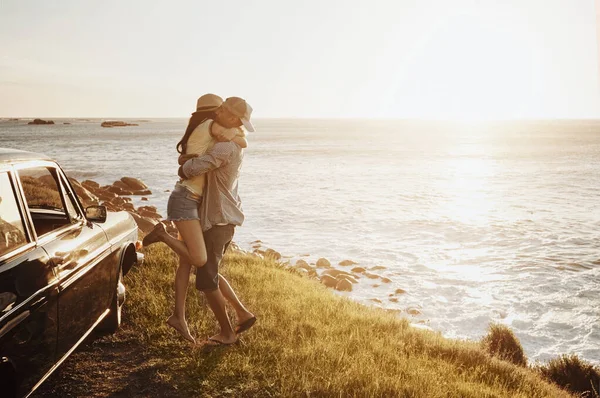 用你一生的爱来看待这个世界 一对深情的年轻夫妇在海滨享受公路旅行 — 图库照片